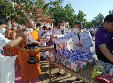 เข้าร่วมพิธีเจริญพระพุทธมนต์ตักบาตรถวายเป็นพระราชกุศลแด่สมเด็จพระนางเจ้าสุทิดา พัชรสุธาพิมลลักษณ พระบรมราชินี เนื่องในโอกาสวันเฉลิมพระชนมพรรษา 3 มิถุนายน 2566 ... พารามิเตอร์รูปภาพ 6