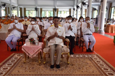 เข้าร่วมพิธีเจริญพระพุทธมนต์เฉลิมพระเกียรติพระบาทสมเด็จพระเจ้าอยู่หัว สมเด็จพระนางเจ้าสิริกิติ์พระบรมราชินีนาถ ... พารามิเตอร์รูปภาพ 1