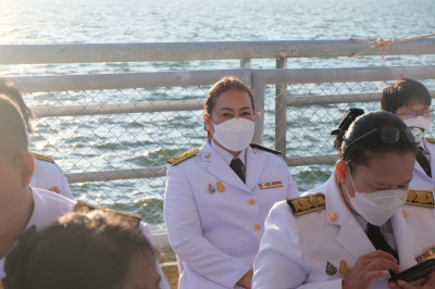 เข้าร่วมพิธีสวดพระพุทธมนต์ทำบุญตักบาตรถวายพระราชกุศลและเข้าร่วมพิธีวางพวงมาลา เนื่องในวันนวมินทรมหาราช ... พารามิเตอร์รูปภาพ 1