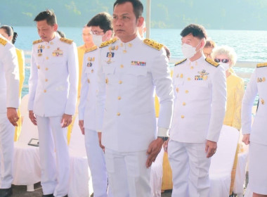 เข้าร่วมพิธีสวดพระพุทธมนต์ทำบุญตักบาตรถวายพระราชกุศลและเข้าร่วมพิธีวางพวงมาลา เนื่องในวันนวมินทรมหาราช ... พารามิเตอร์รูปภาพ 1