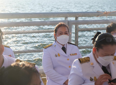 เข้าร่วมพิธีสวดพระพุทธมนต์ทำบุญตักบาตรถวายพระราชกุศลและเข้าร่วมพิธีวางพวงมาลา เนื่องในวันนวมินทรมหาราช ... พารามิเตอร์รูปภาพ 2