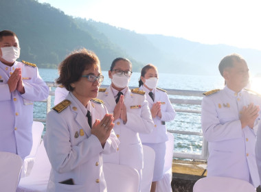 เข้าร่วมพิธีสวดพระพุทธมนต์ทำบุญตักบาตรถวายพระราชกุศลและเข้าร่วมพิธีวางพวงมาลา เนื่องในวันนวมินทรมหาราช ... พารามิเตอร์รูปภาพ 4