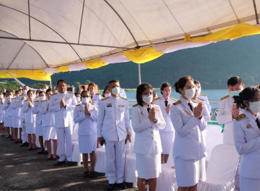 เข้าร่วมพิธีสวดพระพุทธมนต์ทำบุญตักบาตรถวายพระราชกุศลและเข้าร่วมพิธีวางพวงมาลา เนื่องในวันนวมินทรมหาราช ... พารามิเตอร์รูปภาพ 5