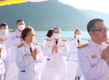 เข้าร่วมพิธีสวดพระพุทธมนต์ทำบุญตักบาตรถวายพระราชกุศลและเข้าร่วมพิธีวางพวงมาลา เนื่องในวันนวมินทรมหาราช ... พารามิเตอร์รูปภาพ 6