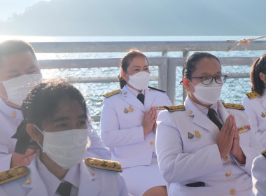 เข้าร่วมพิธีสวดพระพุทธมนต์ทำบุญตักบาตรถวายพระราชกุศลและเข้าร่วมพิธีวางพวงมาลา เนื่องในวันนวมินทรมหาราช ... พารามิเตอร์รูปภาพ 7