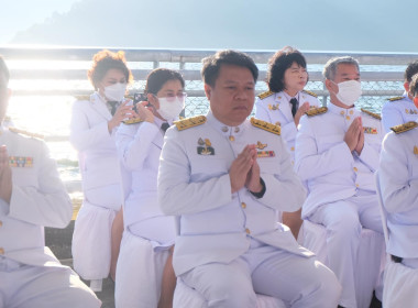 เข้าร่วมพิธีสวดพระพุทธมนต์ทำบุญตักบาตรถวายพระราชกุศลและเข้าร่วมพิธีวางพวงมาลา เนื่องในวันนวมินทรมหาราช ... พารามิเตอร์รูปภาพ 8