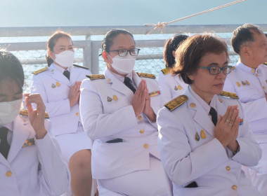 เข้าร่วมพิธีสวดพระพุทธมนต์ทำบุญตักบาตรถวายพระราชกุศลและเข้าร่วมพิธีวางพวงมาลา เนื่องในวันนวมินทรมหาราช ... พารามิเตอร์รูปภาพ 9