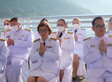 เข้าร่วมพิธีสวดพระพุทธมนต์ทำบุญตักบาตรถวายพระราชกุศลและเข้าร่วมพิธีวางพวงมาลา เนื่องในวันนวมินทรมหาราช ... พารามิเตอร์รูปภาพ 10