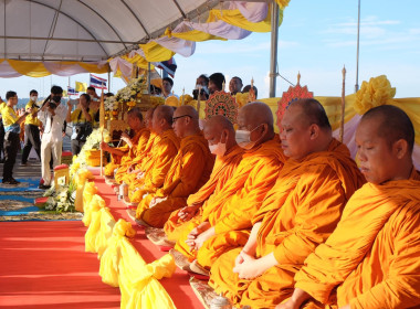 เข้าร่วมพิธีสวดพระพุทธมนต์ทำบุญตักบาตรถวายพระราชกุศลและเข้าร่วมพิธีวางพวงมาลา เนื่องในวันนวมินทรมหาราช ... พารามิเตอร์รูปภาพ 11