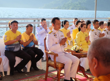 เข้าร่วมพิธีสวดพระพุทธมนต์ทำบุญตักบาตรถวายพระราชกุศลและเข้าร่วมพิธีวางพวงมาลา เนื่องในวันนวมินทรมหาราช ... พารามิเตอร์รูปภาพ 12