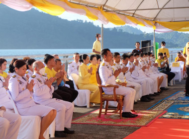 เข้าร่วมพิธีสวดพระพุทธมนต์ทำบุญตักบาตรถวายพระราชกุศลและเข้าร่วมพิธีวางพวงมาลา เนื่องในวันนวมินทรมหาราช ... พารามิเตอร์รูปภาพ 13