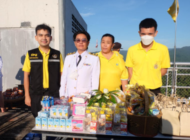 เข้าร่วมพิธีสวดพระพุทธมนต์ทำบุญตักบาตรถวายพระราชกุศลและเข้าร่วมพิธีวางพวงมาลา เนื่องในวันนวมินทรมหาราช ... พารามิเตอร์รูปภาพ 14