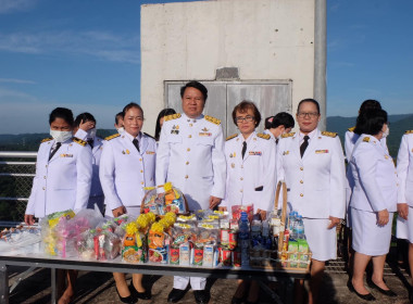 เข้าร่วมพิธีสวดพระพุทธมนต์ทำบุญตักบาตรถวายพระราชกุศลและเข้าร่วมพิธีวางพวงมาลา เนื่องในวันนวมินทรมหาราช ... พารามิเตอร์รูปภาพ 15