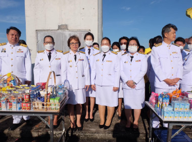 เข้าร่วมพิธีสวดพระพุทธมนต์ทำบุญตักบาตรถวายพระราชกุศลและเข้าร่วมพิธีวางพวงมาลา เนื่องในวันนวมินทรมหาราช ... พารามิเตอร์รูปภาพ 16