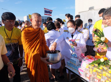 เข้าร่วมพิธีสวดพระพุทธมนต์ทำบุญตักบาตรถวายพระราชกุศลและเข้าร่วมพิธีวางพวงมาลา เนื่องในวันนวมินทรมหาราช ... พารามิเตอร์รูปภาพ 18