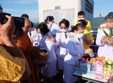 เข้าร่วมพิธีสวดพระพุทธมนต์ทำบุญตักบาตรถวายพระราชกุศลและเข้าร่วมพิธีวางพวงมาลา เนื่องในวันนวมินทรมหาราช ... พารามิเตอร์รูปภาพ 19