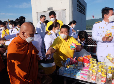 เข้าร่วมพิธีสวดพระพุทธมนต์ทำบุญตักบาตรถวายพระราชกุศลและเข้าร่วมพิธีวางพวงมาลา เนื่องในวันนวมินทรมหาราช ... พารามิเตอร์รูปภาพ 20