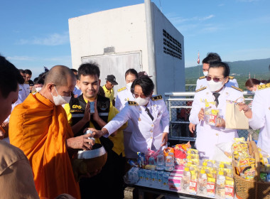 เข้าร่วมพิธีสวดพระพุทธมนต์ทำบุญตักบาตรถวายพระราชกุศลและเข้าร่วมพิธีวางพวงมาลา เนื่องในวันนวมินทรมหาราช ... พารามิเตอร์รูปภาพ 21