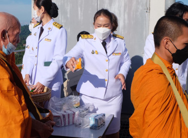 เข้าร่วมพิธีสวดพระพุทธมนต์ทำบุญตักบาตรถวายพระราชกุศลและเข้าร่วมพิธีวางพวงมาลา เนื่องในวันนวมินทรมหาราช ... พารามิเตอร์รูปภาพ 22