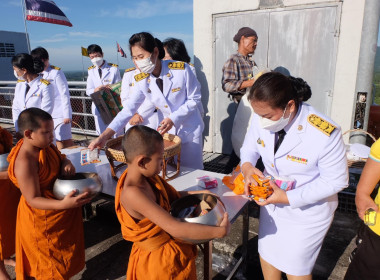 เข้าร่วมพิธีสวดพระพุทธมนต์ทำบุญตักบาตรถวายพระราชกุศลและเข้าร่วมพิธีวางพวงมาลา เนื่องในวันนวมินทรมหาราช ... พารามิเตอร์รูปภาพ 23