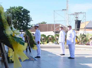 เข้าร่วมพิธีสวดพระพุทธมนต์ทำบุญตักบาตรถวายพระราชกุศลและเข้าร่วมพิธีวางพวงมาลา เนื่องในวันนวมินทรมหาราช ... พารามิเตอร์รูปภาพ 28