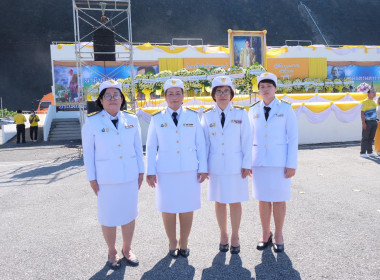 เข้าร่วมพิธีสวดพระพุทธมนต์ทำบุญตักบาตรถวายพระราชกุศลและเข้าร่วมพิธีวางพวงมาลา เนื่องในวันนวมินทรมหาราช ... พารามิเตอร์รูปภาพ 35