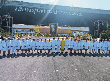 เข้าร่วมพิธีสวดพระพุทธมนต์ทำบุญตักบาตรถวายพระราชกุศลและเข้าร่วมพิธีวางพวงมาลา เนื่องในวันนวมินทรมหาราช ... พารามิเตอร์รูปภาพ 36