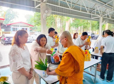 เข้าร่วมพิธีทำบุญตักบาตรข้าวสารอาหารแห้งและเวียนเทียน ... พารามิเตอร์รูปภาพ 7