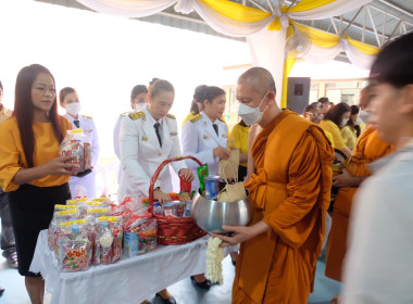 าร่วมพิธีเจริญพระพุทธมนต์ พิธีทำบุญตักบาตรถวายพระราชกุศล ... พารามิเตอร์รูปภาพ 19