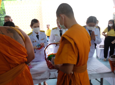 าร่วมพิธีเจริญพระพุทธมนต์ พิธีทำบุญตักบาตรถวายพระราชกุศล ... พารามิเตอร์รูปภาพ 21