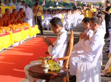 เข้าร่วมพิธีสวดพระพุทธมนต์และพิธีทำบุญตักบาตรถวายพระราชกุศล ... พารามิเตอร์รูปภาพ 10