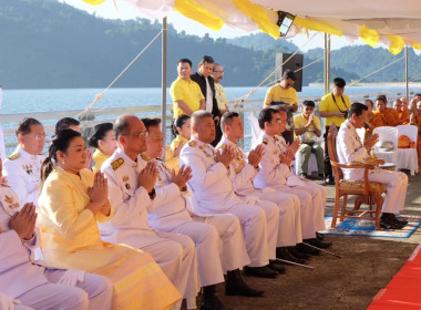 เข้าร่วมพิธีสวดพระพุทธมนต์และพิธีทำบุญตักบาตรถวายพระราชกุศล ... พารามิเตอร์รูปภาพ 15