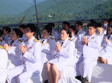 เข้าร่วมพิธีสวดพระพุทธมนต์และพิธีทำบุญตักบาตรถวายพระราชกุศล ... พารามิเตอร์รูปภาพ 16