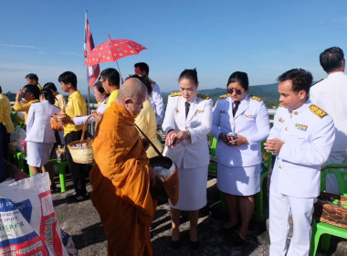 เข้าร่วมพิธีสวดพระพุทธมนต์และพิธีทำบุญตักบาตรถวายพระราชกุศล ... พารามิเตอร์รูปภาพ 19