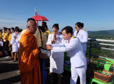 เข้าร่วมพิธีสวดพระพุทธมนต์และพิธีทำบุญตักบาตรถวายพระราชกุศล ... พารามิเตอร์รูปภาพ 20