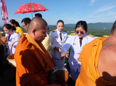 เข้าร่วมพิธีสวดพระพุทธมนต์และพิธีทำบุญตักบาตรถวายพระราชกุศล ... พารามิเตอร์รูปภาพ 22