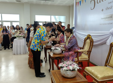 ร่วมกิจกรรมสืบสานประเพณี “รดน้ำและขอรับพร นายชานน วาสิกศิริ ... พารามิเตอร์รูปภาพ 8