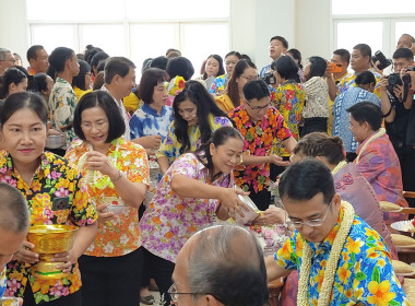 ร่วมกิจกรรมสืบสานประเพณี “รดน้ำและขอรับพร นายชานน วาสิกศิริ ... พารามิเตอร์รูปภาพ 9