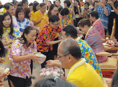 ร่วมกิจกรรมสืบสานประเพณี “รดน้ำและขอรับพร นายชานน วาสิกศิริ ... พารามิเตอร์รูปภาพ 10