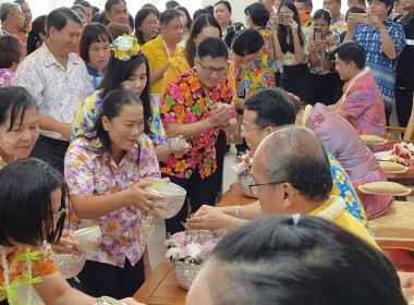 ร่วมกิจกรรมสืบสานประเพณี “รดน้ำและขอรับพร นายชานน วาสิกศิริ ... พารามิเตอร์รูปภาพ 11