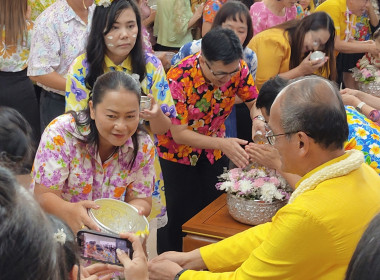 ร่วมกิจกรรมสืบสานประเพณี “รดน้ำและขอรับพร นายชานน วาสิกศิริ ... พารามิเตอร์รูปภาพ 12