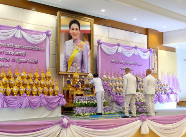 เข้าร่วมพิธีถวายเครื่องราชสักการะวางพานพุ่มและพิธีจุดเทียนถวายพระพรชัยมงคล สมเด็จพระนางเจ้าฯ พระบรมราชินี ... พารามิเตอร์รูปภาพ 15