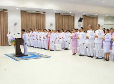 เข้าร่วมพิธีถวายเครื่องราชสักการะวางพานพุ่มและพิธีจุดเทียนถวายพระพรชัยมงคล สมเด็จพระนางเจ้าฯ พระบรมราชินี ... พารามิเตอร์รูปภาพ 21