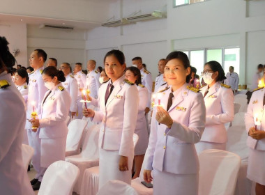 เข้าร่วมพิธีถวายเครื่องราชสักการะวางพานพุ่มและพิธีจุดเทียนถวายพระพรชัยมงคล สมเด็จพระนางเจ้าฯ พระบรมราชินี ... พารามิเตอร์รูปภาพ 24