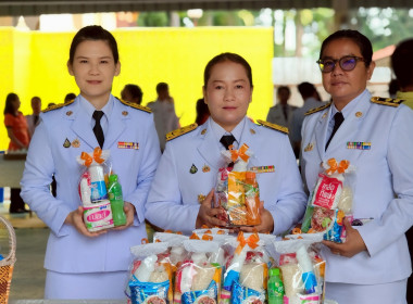 เข้าร่วมพิธีเจริญพระพุทธมนต์และทำบุญตักบาตรเพื่อถวายเป็น ... พารามิเตอร์รูปภาพ 16