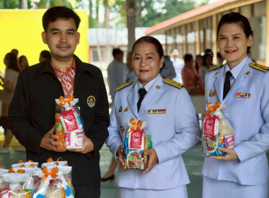 เข้าร่วมพิธีเจริญพระพุทธมนต์และทำบุญตักบาตรเพื่อถวายเป็น ... พารามิเตอร์รูปภาพ 18