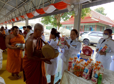 เข้าร่วมพิธีเจริญพระพุทธมนต์และทำบุญตักบาตรเพื่อถวายเป็น ... พารามิเตอร์รูปภาพ 19