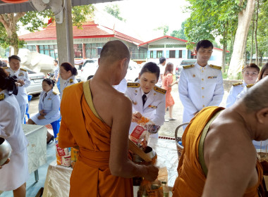 เข้าร่วมพิธีเจริญพระพุทธมนต์และทำบุญตักบาตรเพื่อถวายเป็น ... พารามิเตอร์รูปภาพ 21