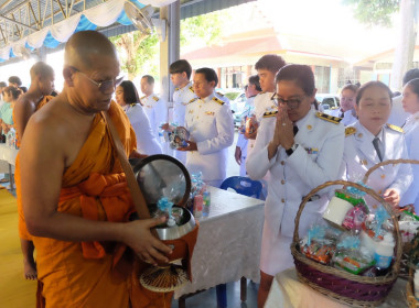  เข้าร่วมพิธีเจริญพระพุทธมนต์ทำบุญตักบาตรถวายพระราชกุศล ... พารามิเตอร์รูปภาพ 24