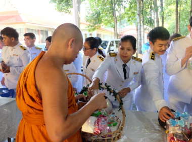  เข้าร่วมพิธีเจริญพระพุทธมนต์ทำบุญตักบาตรถวายพระราชกุศล ... พารามิเตอร์รูปภาพ 25
